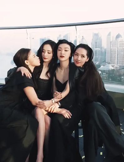 杨幂郭碧婷一起合照感觉太温馨！龙8国际点此进入时代姐妹花重聚(图7)