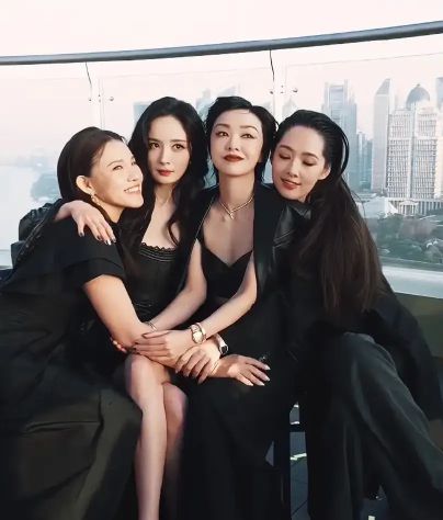 杨幂郭碧婷一起合照感觉太温馨！龙8国际点此进入时代姐妹花重聚(图6)