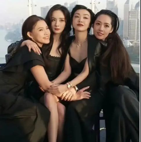 杨幂郭碧婷一起合照感觉太温馨！龙8国际点此进入时代姐妹花重聚(图4)