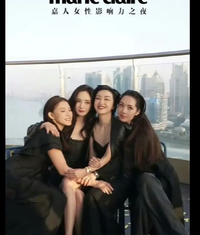 杨幂郭碧婷一起合照感觉太温馨！龙8国际点此进入时代姐妹花重聚(图2)