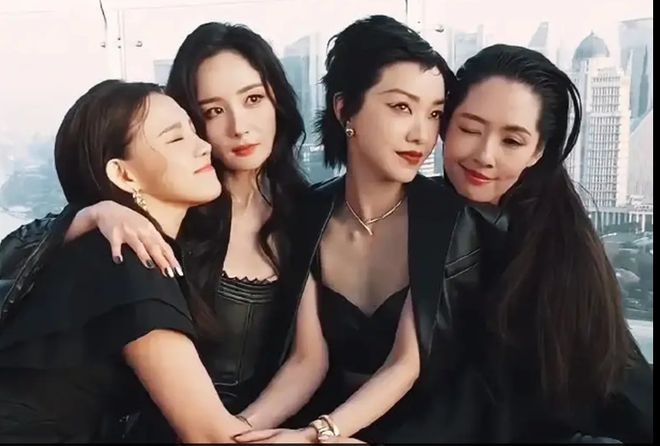 杨幂郭碧婷一起合照感觉太温馨！龙8国际点此进入时代姐妹花重聚(图3)