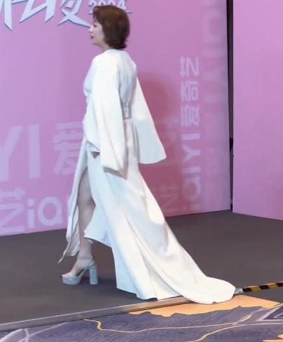 个个风情万种却被一个男人抢了风头龙8体育入口澳门这一夜内娱女星(图3)