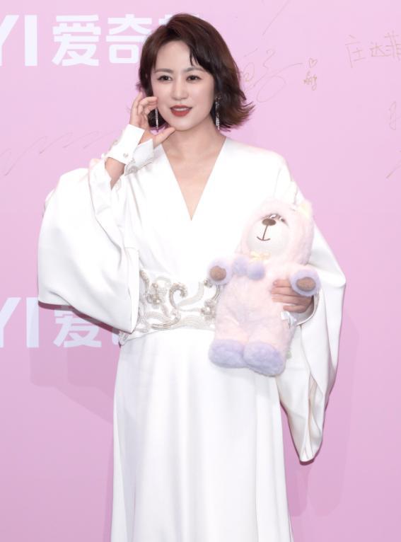 个个风情万种却被一个男人抢了风头龙8体育入口澳门这一夜内娱女星(图7)