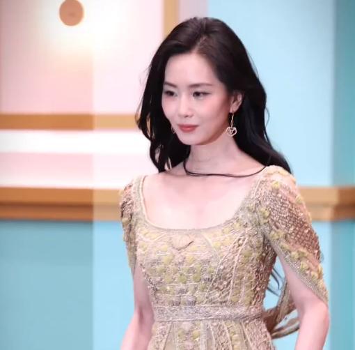 个个风情万种却被一个男人抢了风头龙8体育入口澳门这一夜内娱女星(图9)