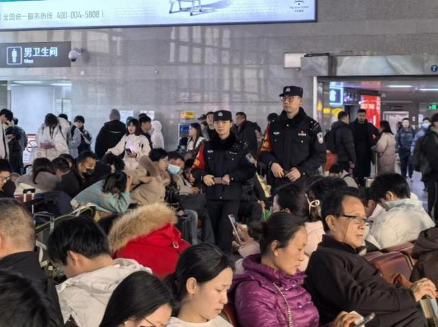 即 北京铁警化身回家路上“贴心人”龙8国际点此进入2025年春运在(图2)