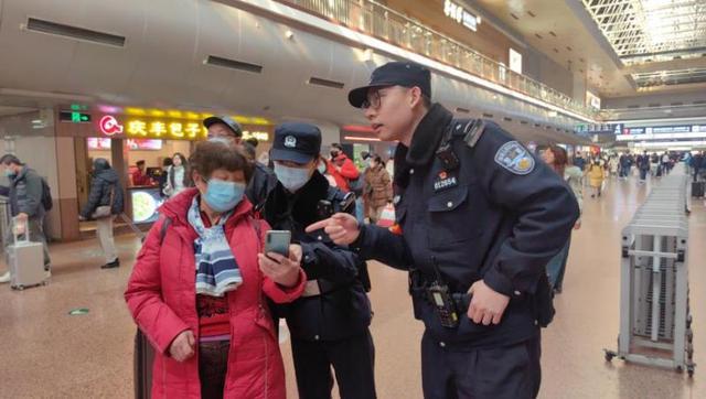 即 北京铁警化身回家路上“贴心人”龙8国际点此进入2025年春运在(图1)
