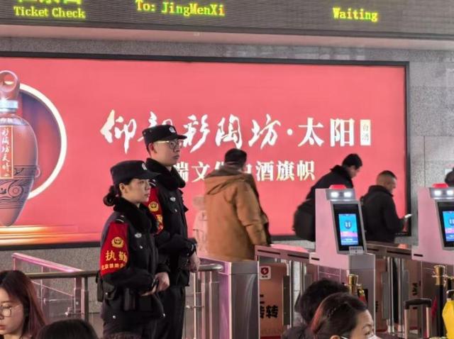 即 北京铁警化身回家路上“贴心人”龙8国际点此进入2025年春运在(图3)