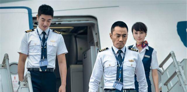 臂148人命悬一线机长机智应对空中惊魂：飞机窗外出现人的手(图6)